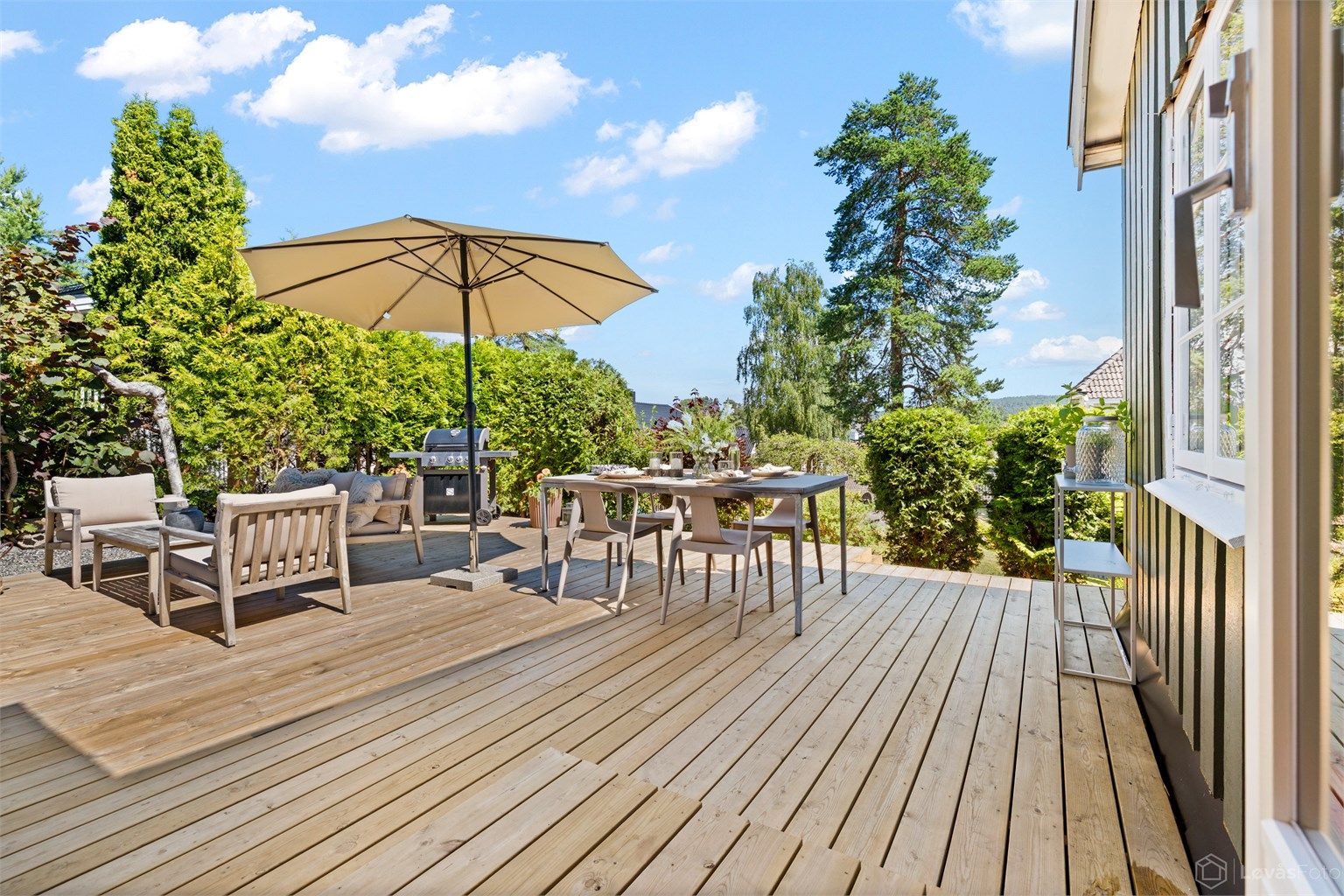 Direkte adkomst mellom kjøkken og uteplassen. Her er det god plass til både spisebord og en hyggelig loungegruppe.