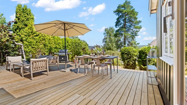 Direkte adkomst mellom kjøkken og uteplassen. Her er det god plass til både spisebord og en hyggelig loungegruppe.