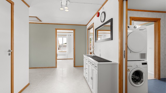Borettslaget har eget dagsenter, kantine og omsorgsbase.