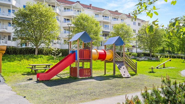 Oppsal Borettslag har flere lekeplasser og er kjent som et barnevennlig område.