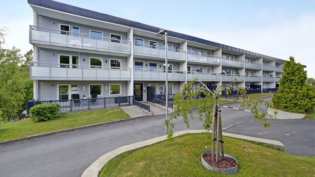 Flott beliggende leilighet i et trivelig sameie - garasje med elbil-lader følger - god plass til gjesteparkering