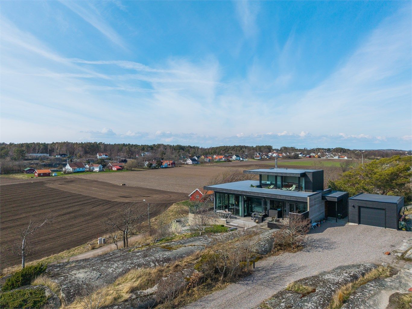 Omgitt av natur og med utsikt over omkringliggende omgivelser og videre ut mot havet. Her får du en sjelden kombinasjon av rå, moderne arkitektur og en beliggenhet som gir en helt egen ro og tilstedeværelse.