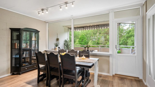 Stuen har god plass til både sofagruppe og en egen spiseplass.