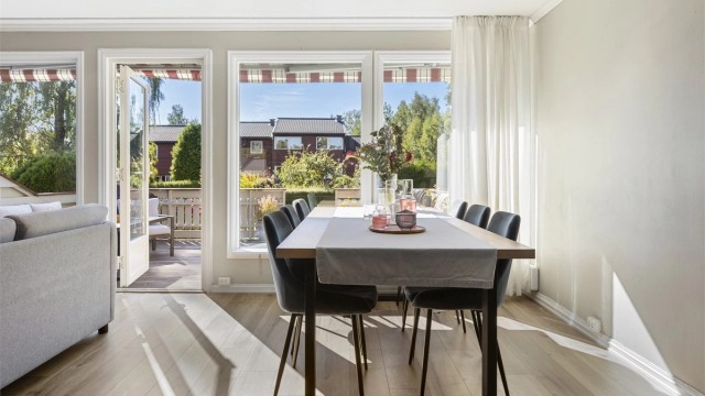 Lys og innbydende stue med utgang til terrasse.