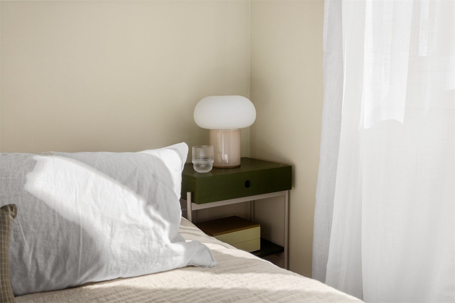 Elektrisk anlegg på soverommet ble oppgradert med nye kurser og stikkontakter i 2021.