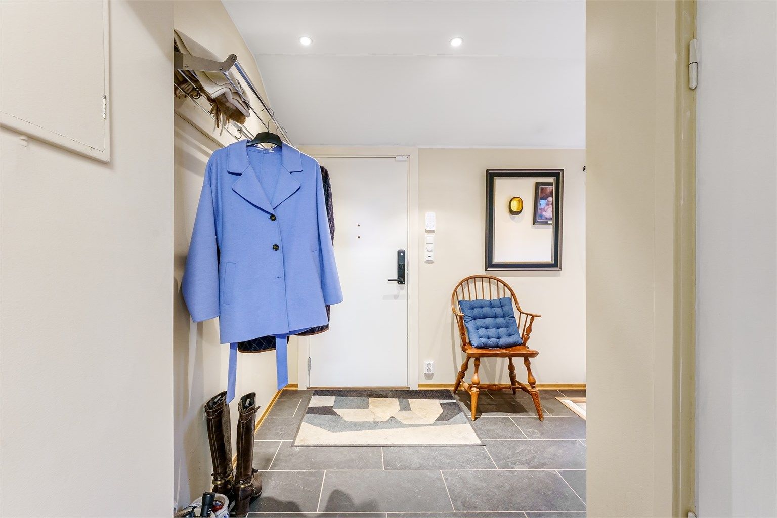 Velkommen inn i en romslig entré med flislagt gulv og plass til yttertøy.