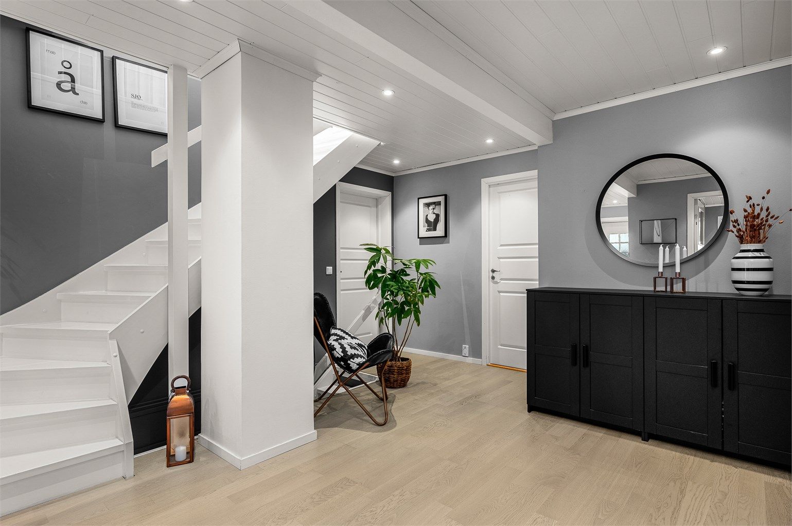 Praktisk og funksjonell planløsning som gir en god førsteopplevelse av boligen.