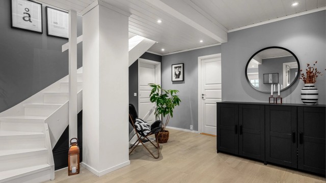 Praktisk og funksjonell planløsning som gir en god førsteopplevelse av boligen.