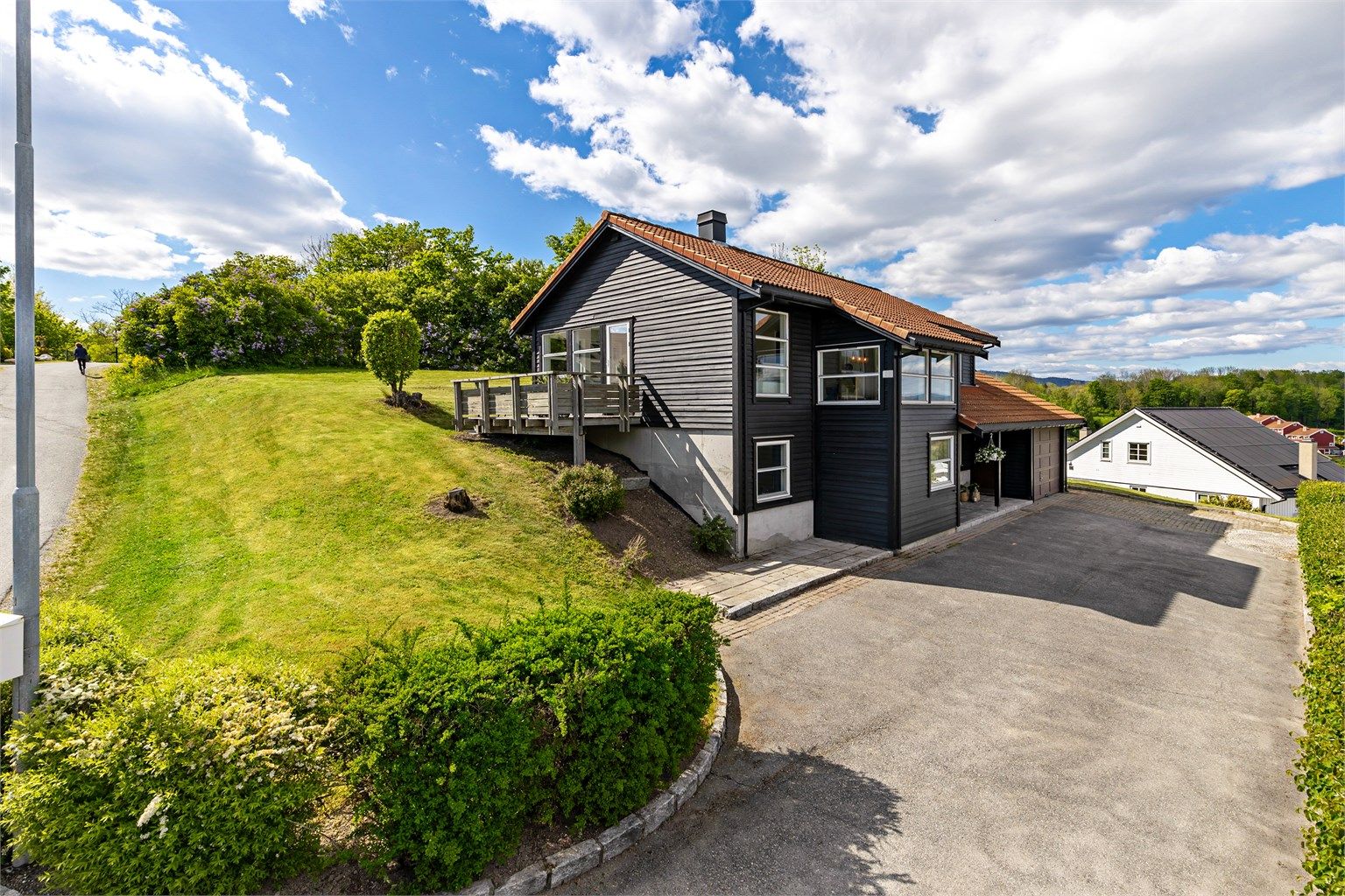 Her får du en flott og innholdsrik enebolig med fantastisk utsikt over området og Oslofjorden. Boligen er usjenert, ligger i et rolig og familievennlig område, og ble påkostet og modernisert i 2025!