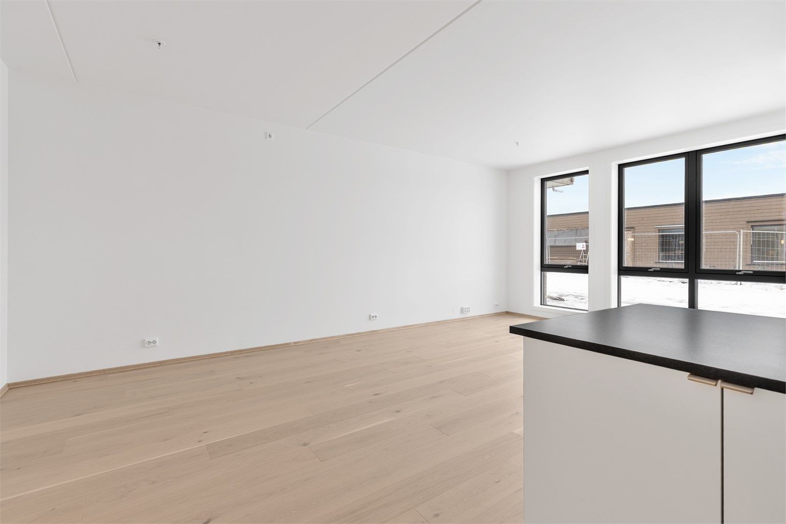 Det er rikelig med lysinnslipp gjennom store vindusflater. 