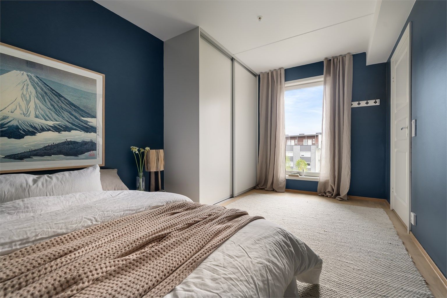  Svært god lagringskapasitet i plassbygd skyvedørsgarderobe