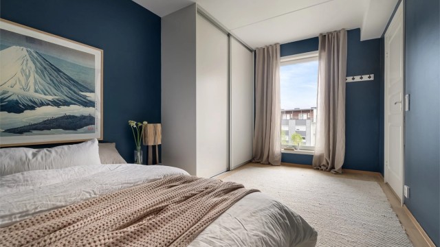 Svært god lagringskapasitet i plassbygd skyvedørsgarderobe