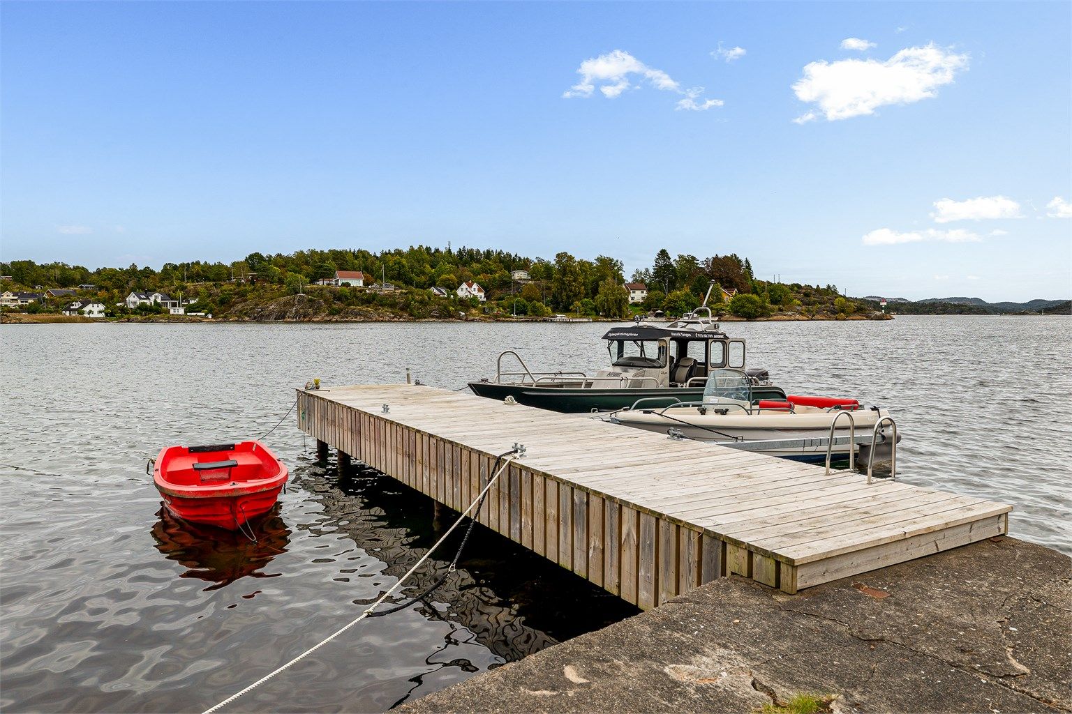 Det er tinglyst rett til båtplass der den røde pionerjolla ligger. Jolla kan evt. medfølge i handelen om ønskelig.