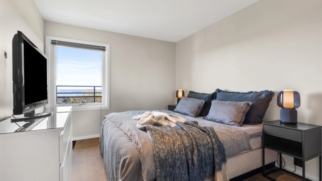 Leiligheten har 3 soverom. Hovedsoverommet har plass til dobbeltseng med nattbord på hver side, i tillegg til et mindre garderobeskap.