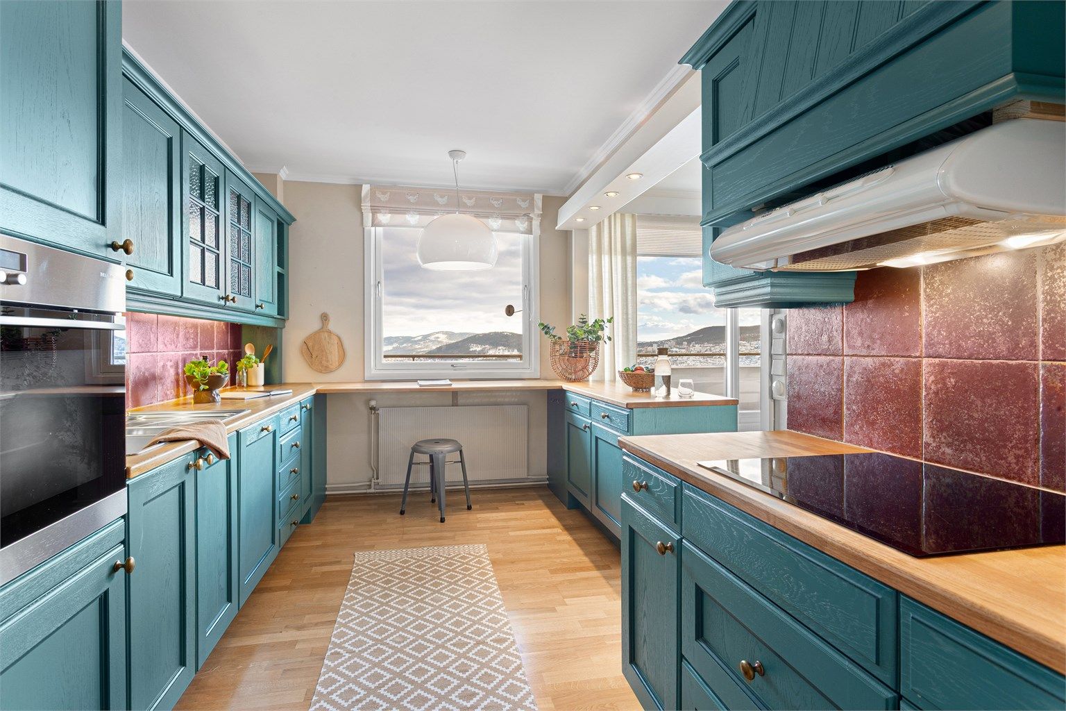  Integrert stekeovn, platetopp, oppvaskmaskin, kjøleskap og nytt avtrekk med kullfilter