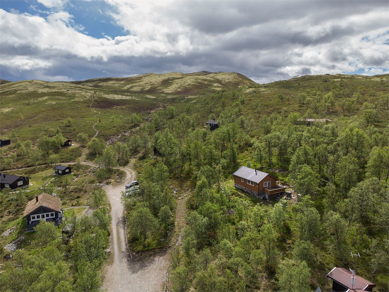 Dronebilde over eiendommen og nærområdet 