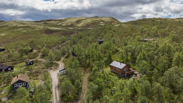 Dronebilde over eiendommen og nærområdet