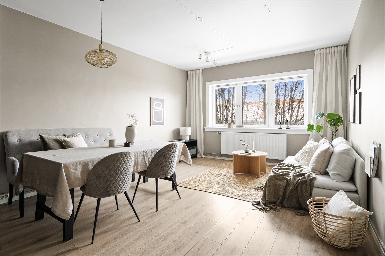 Med god planløsning og store vindusflater er dette en innbydende og lys leilighet.