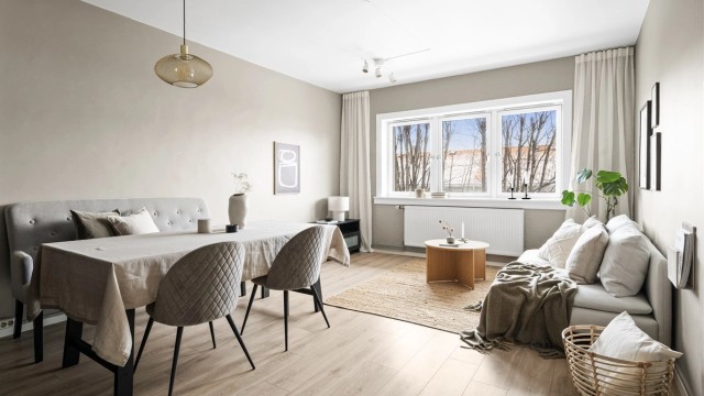 Med god planløsning og store vindusflater er dette en innbydende og lys leilighet.