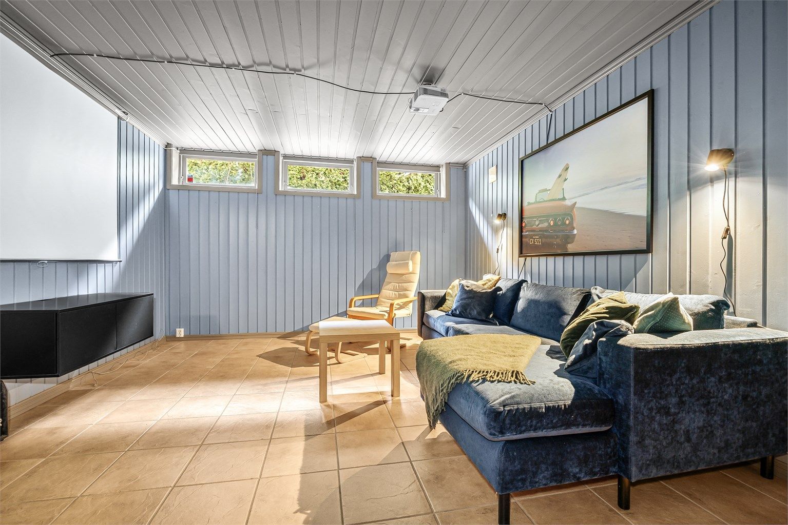 I kjelleren er det en praktisk kjellerstue med plass til sofagruppe. Gulvvarme og ildsted for oppvarming. 