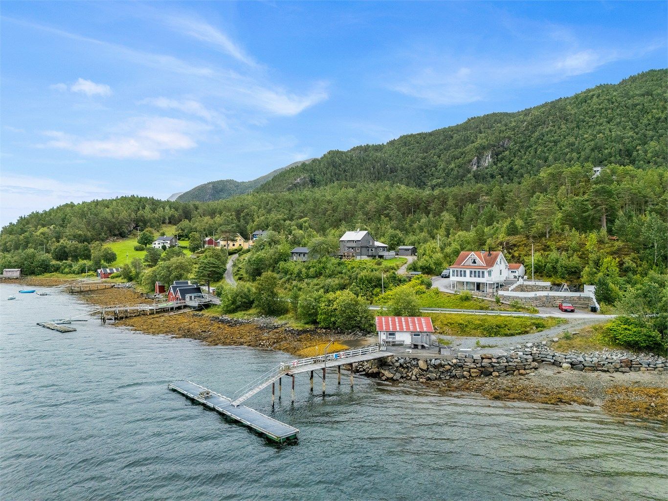 Kristiansund ligger ca. 50 minutter med bil fra eiendommen, mens Molde nås på ca. 1 time og 5 minutter. Kristiansund lufthavn Kvernberget ligger ca. 40 minutter med bil unna.
