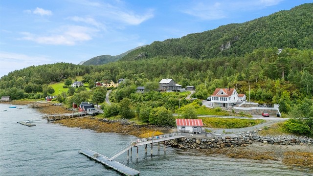 Kristiansund ligger ca. 50 minutter med bil fra eiendommen, mens Molde nås på ca. 1 time og 5 minutter. Kristiansund lufthavn Kvernberget ligger ca. 40 minutter med bil unna.
