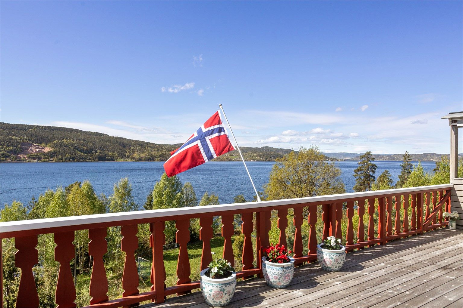 Nydelig fjordutsikt og meget gode solforhold