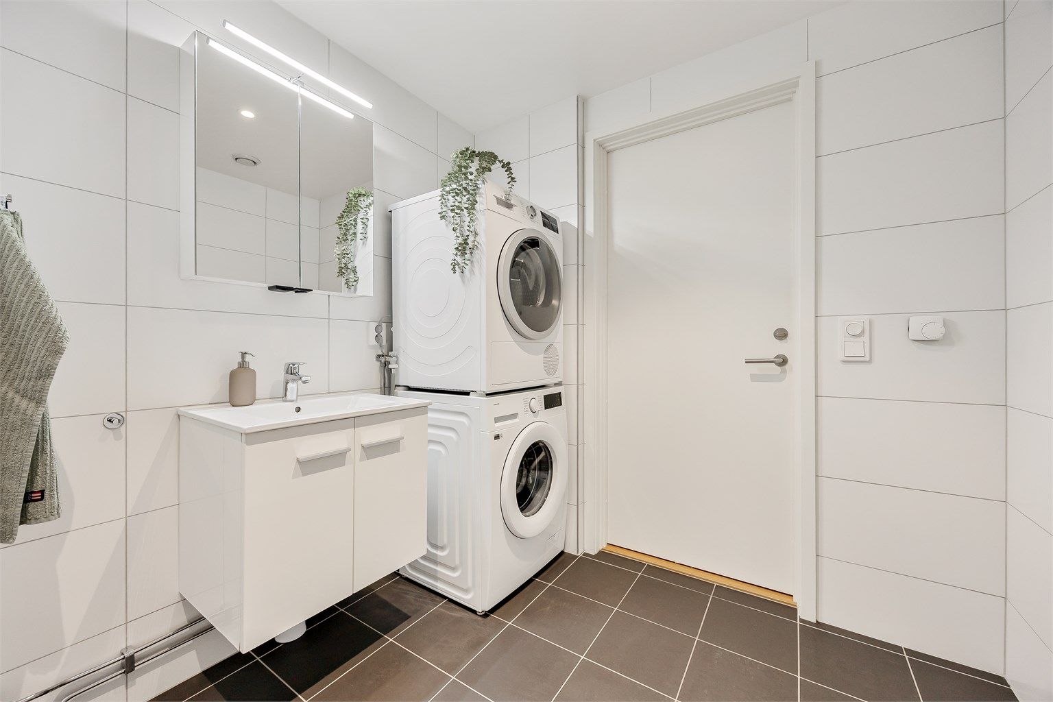 Badet har opplegg for både vaskemaskin og tørketrommel