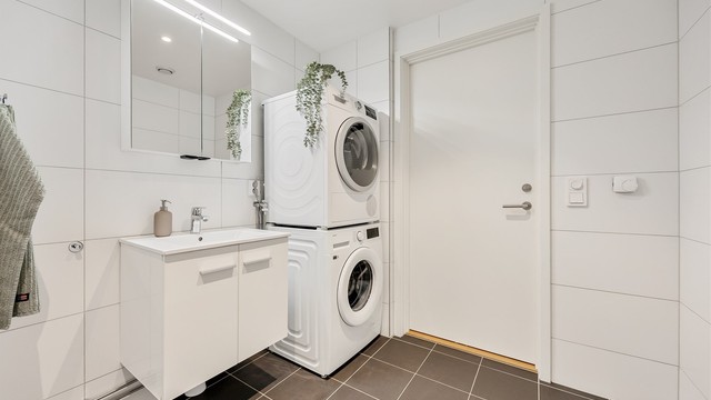 Badet har opplegg for både vaskemaskin og tørketrommel