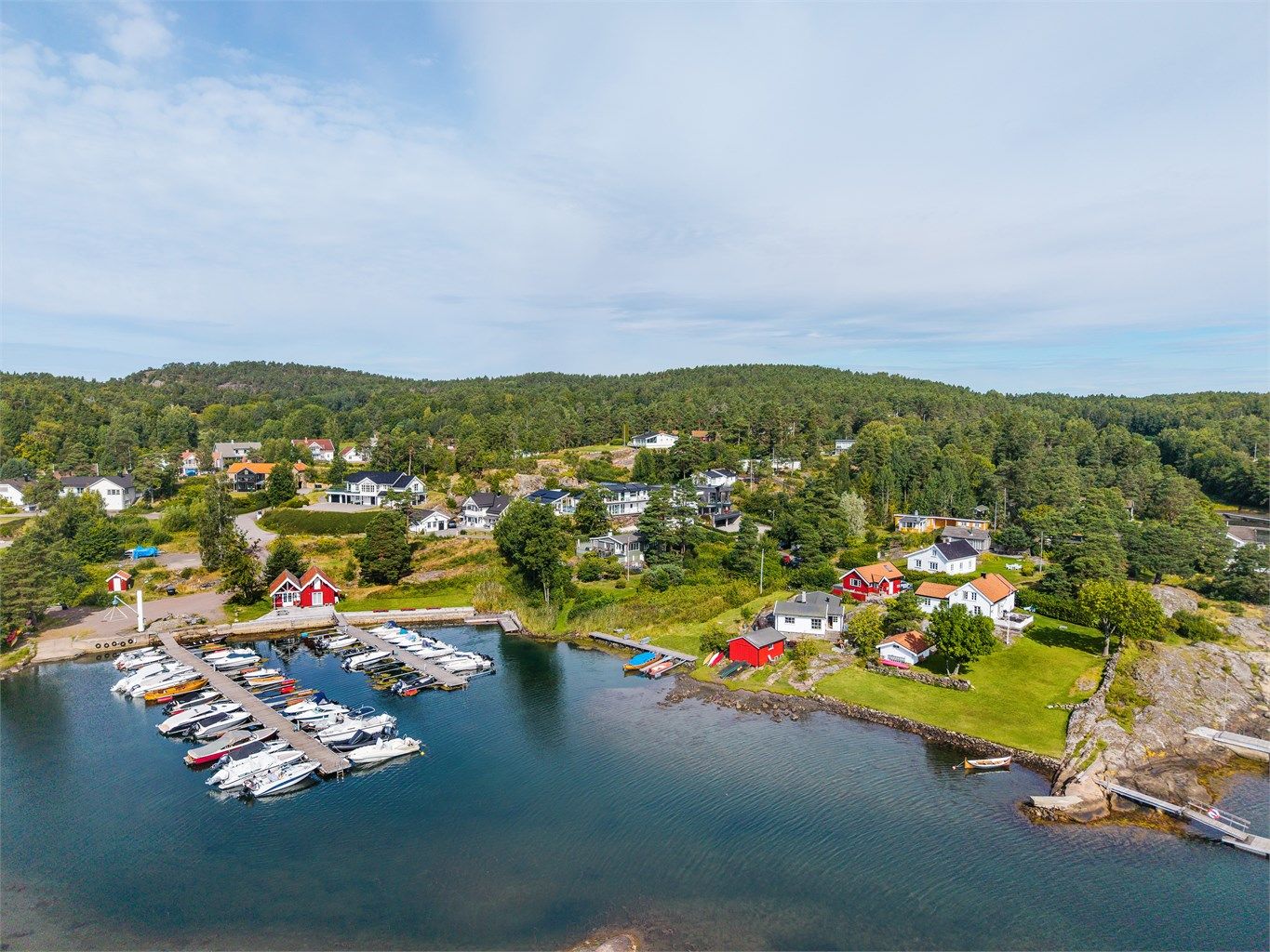 Fantastiske svaberg og badebrygge fra Holtane Vel og Båtforening, som ligger ca. 100 meter fra eiendommen.
