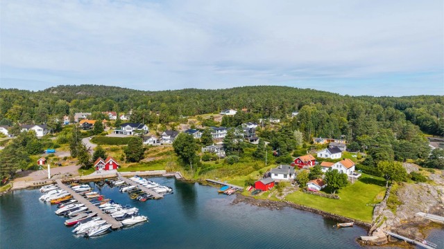 Fantastiske svaberg og badebrygge fra Holtane Vel og Båtforening, som ligger ca. 100 meter fra eiendommen.