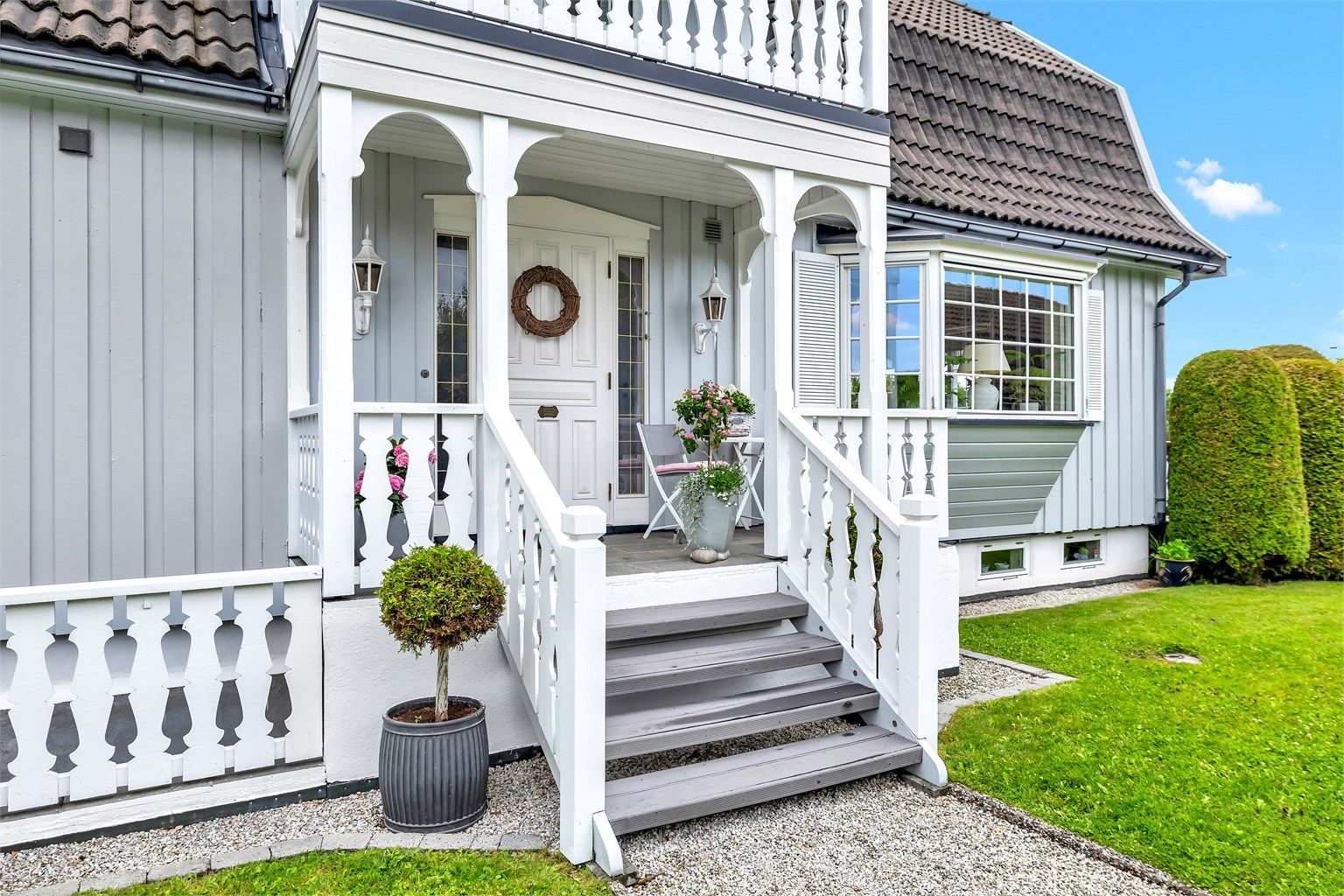 Boligen ønsker deg velkommen med et sjarmerende og innbydende inngangsparti med plass til en liten sittegruppe, perfekt for en kaffekopp i morgensolen. 