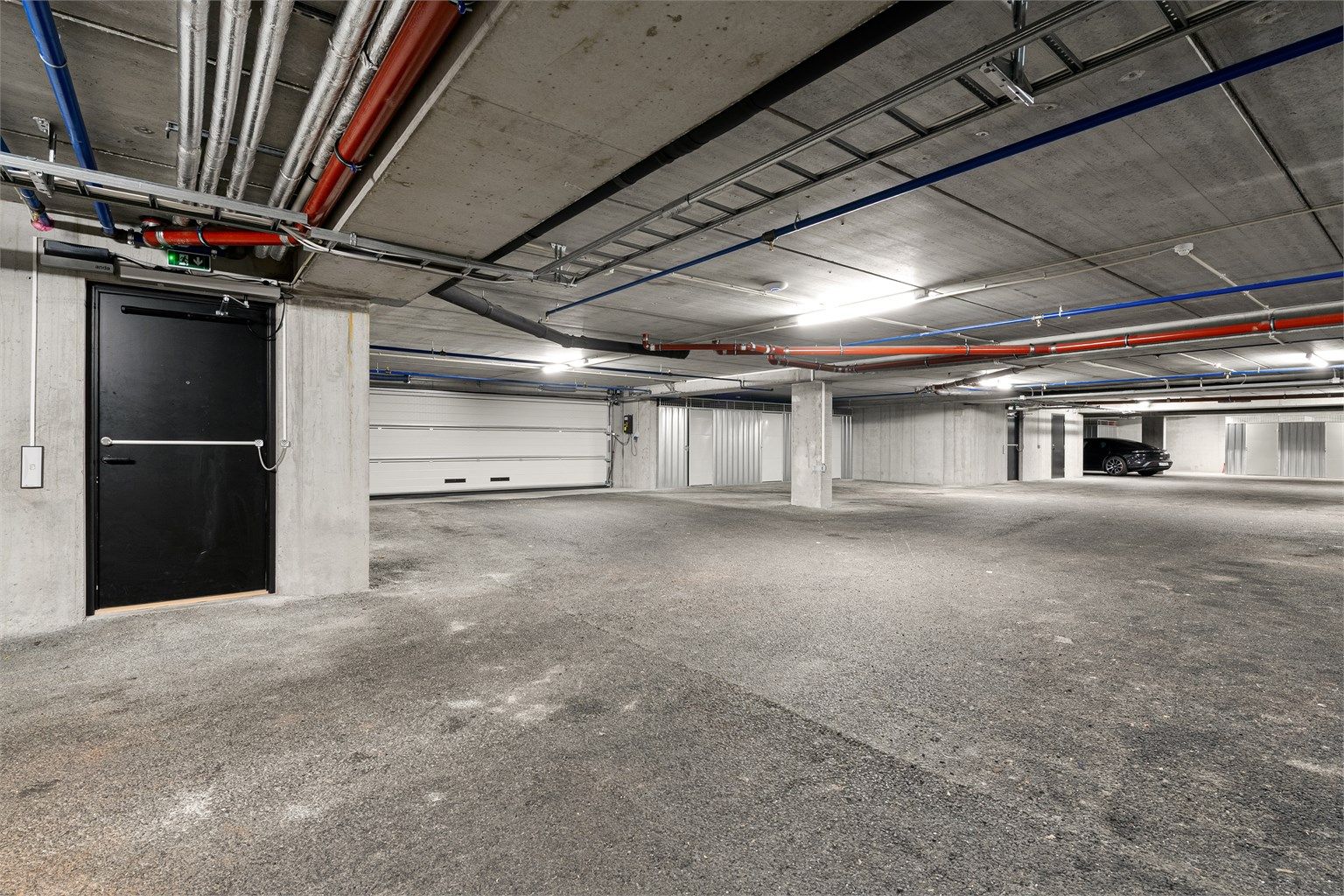 To garasjeplasser med elbilladere og en sportsbod på ca. 9 m² medfølger.