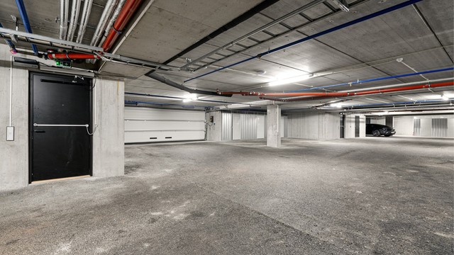 To garasjeplasser med elbilladere og en sportsbod på ca. 9 m² medfølger.