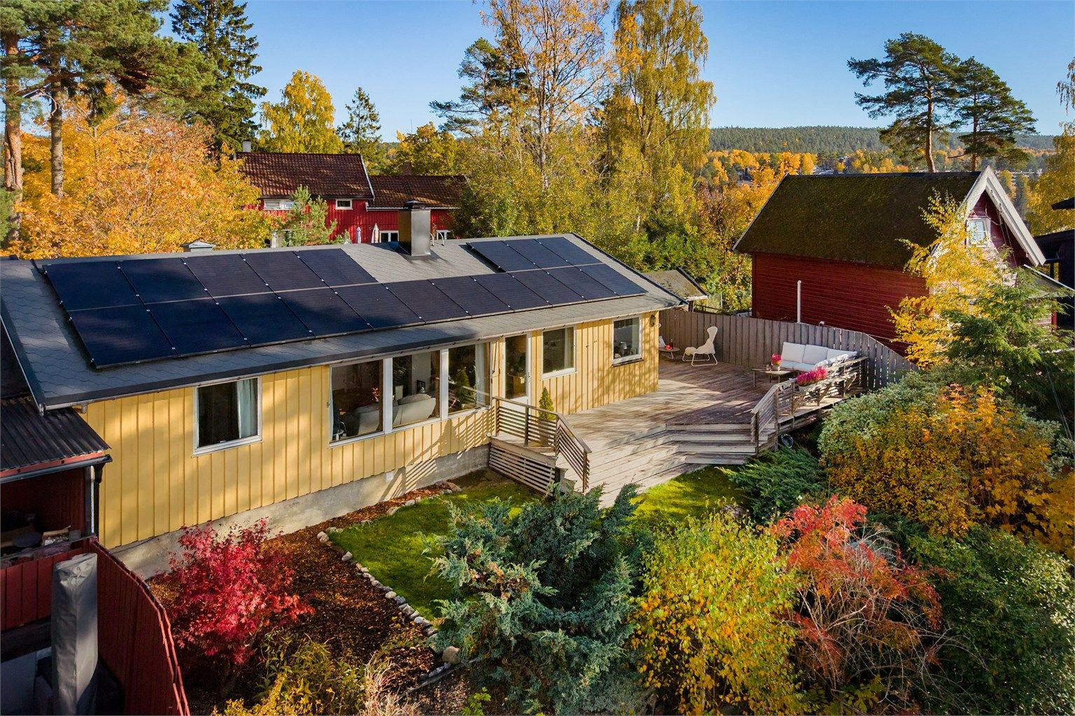 Boligen ligger innerst på tomten med skjermet beliggenhet og lite innsyn. Koselig opparbeidet hage med en fin blanding av vintergrønt og planter som veksler på å blomstre jevnt over hele sommerhalvåret fra tidlig vår til sen høst.