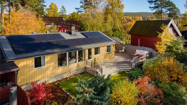 Boligen ligger innerst på tomten med skjermet beliggenhet og lite innsyn. Koselig opparbeidet hage med en fin blanding av vintergrønt og planter som veksler på å blomstre jevnt over hele sommerhalvåret fra tidlig vår til sen høst.