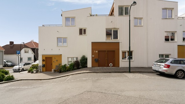 Velkommen til Vindmøllebakken 2B, et innholdrikt og flott rekkehus med sentral, men likevel tilbaketrukket beliggenhet, i enden av Pedersgata.
I enden av blindvei med lite trafikkstøy, urbant, sentralt og nært sjø, her får man litt av alt
