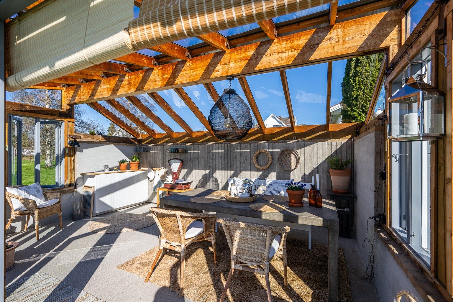 Et perfekt sted for å forlenge sommersesongen, med utsikt over hagen og jordene.