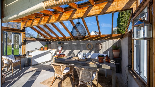 Et perfekt sted for å forlenge sommersesongen, med utsikt over hagen og jordene.