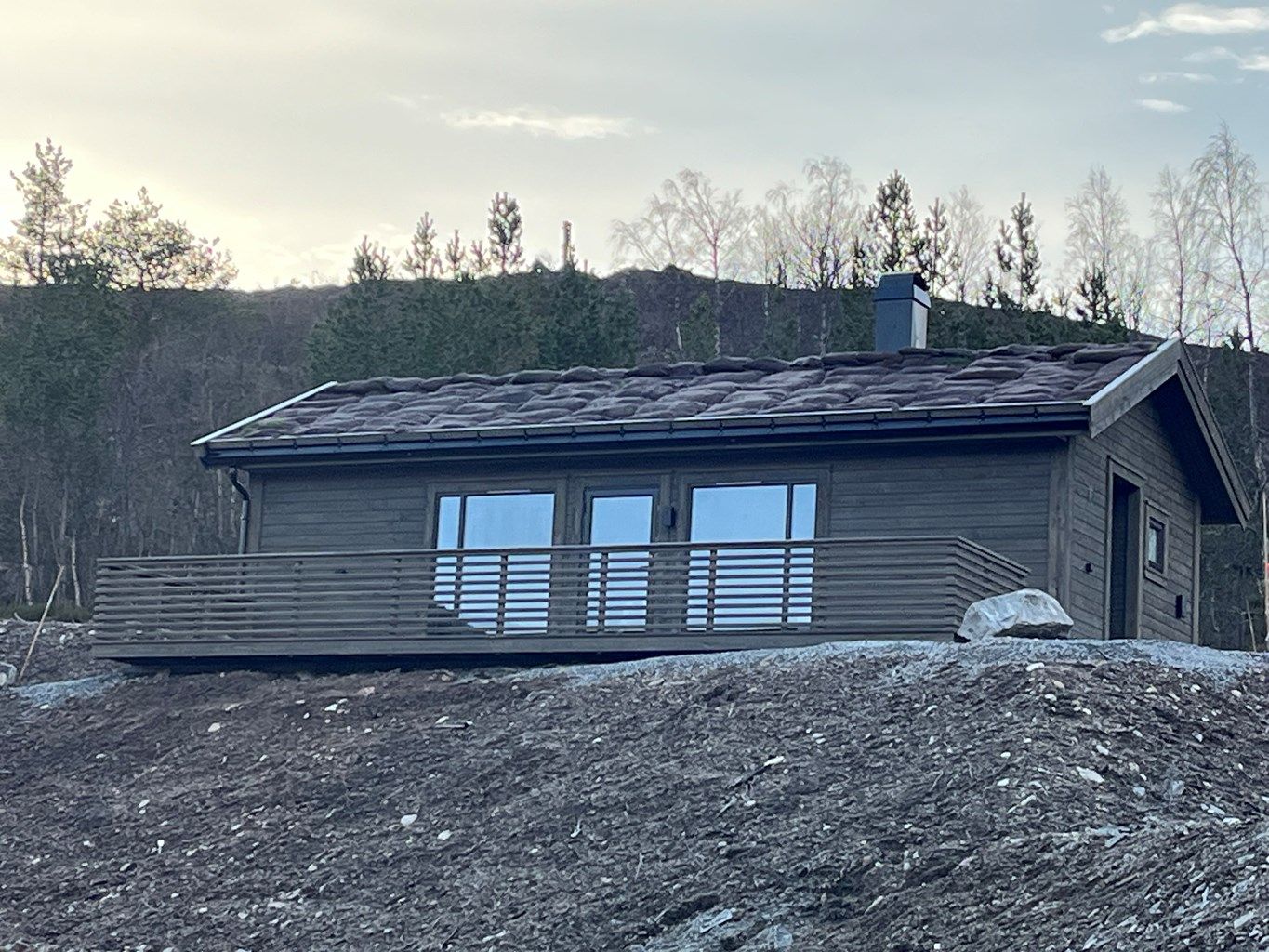 Arealeffektiv hytte her klargjort for torvtekke på taket 