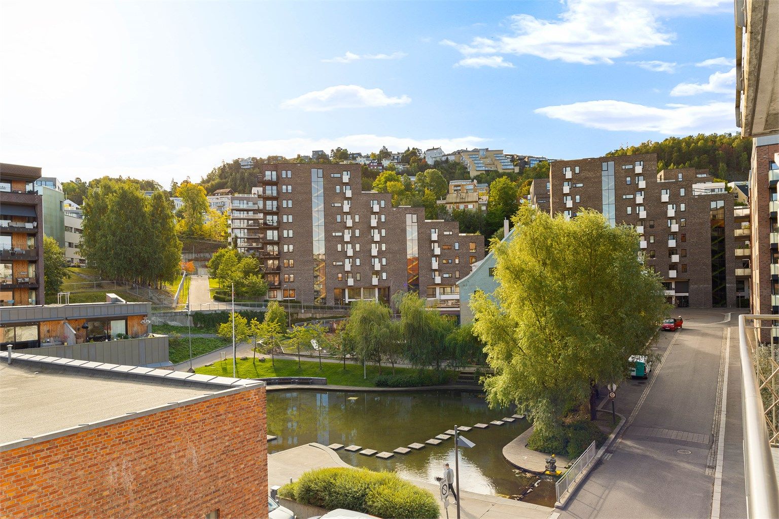Høyt og fritt til med utsyn over grønne omgivelser, Lodalsparken og det karakteristiske vannspeilet. Den luftige avstanden mellom byggene gir lite innsyn og bidrar til den attraktive, skjermede beliggenheten i Kværnerbyen.