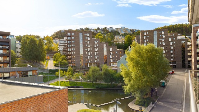 Høyt og fritt til med utsyn over grønne omgivelser, Lodalsparken og det karakteristiske vannspeilet. Den luftige avstanden mellom byggene gir lite innsyn og bidrar til den attraktive, skjermede beliggenheten i Kværnerbyen.