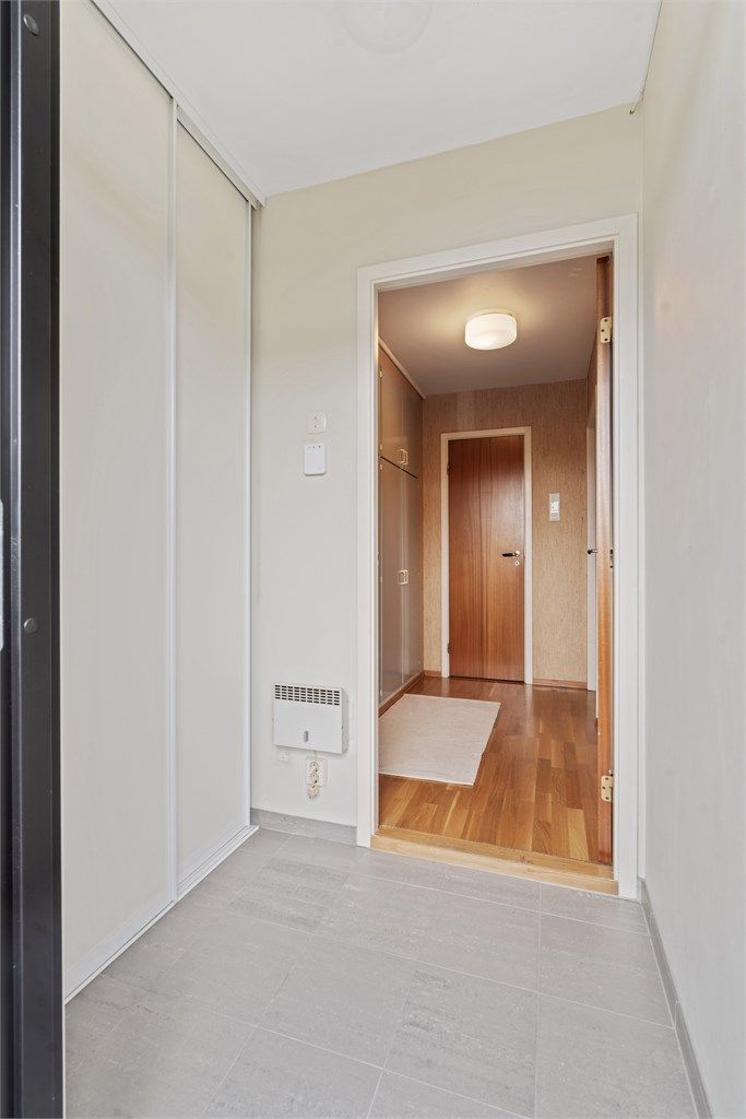 Entré med skyvedørsgarderobe.