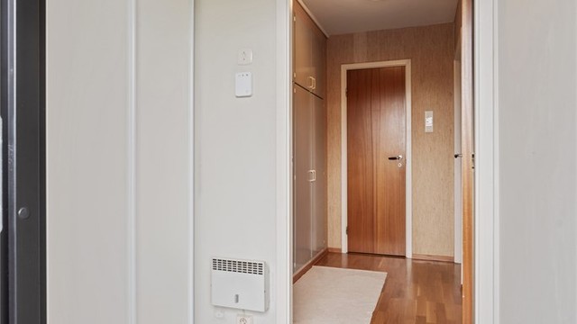 Entré med skyvedørsgarderobe.