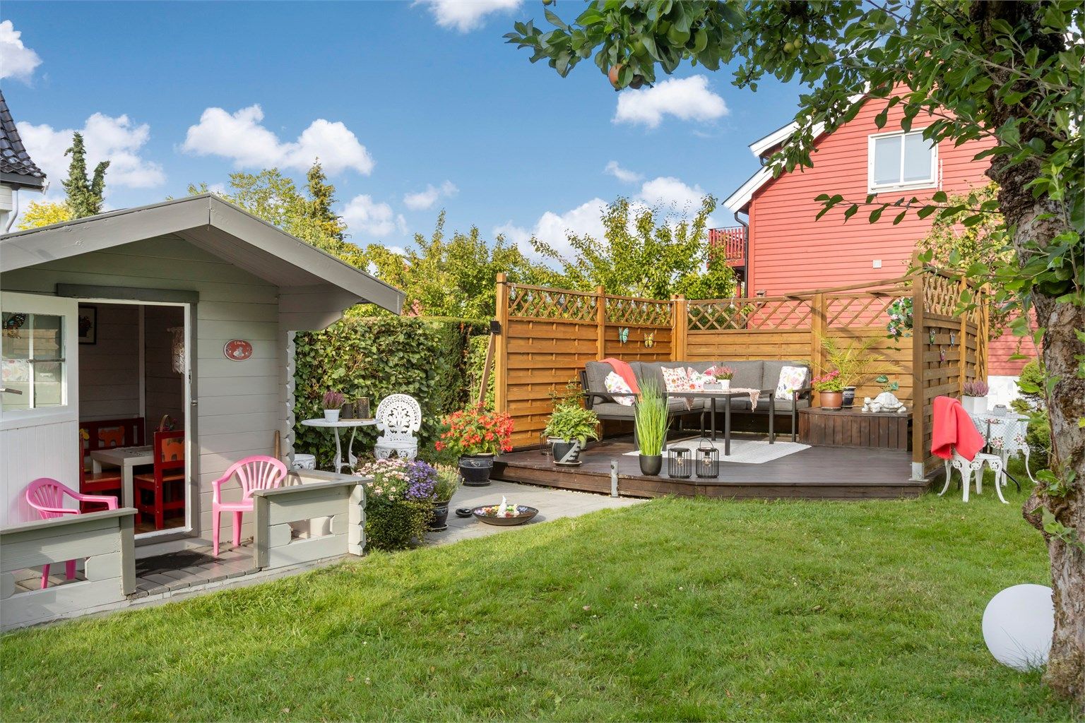 I hagen er det anlagt en markterrasse på 14 kvm og en dukkestue for de minste. 