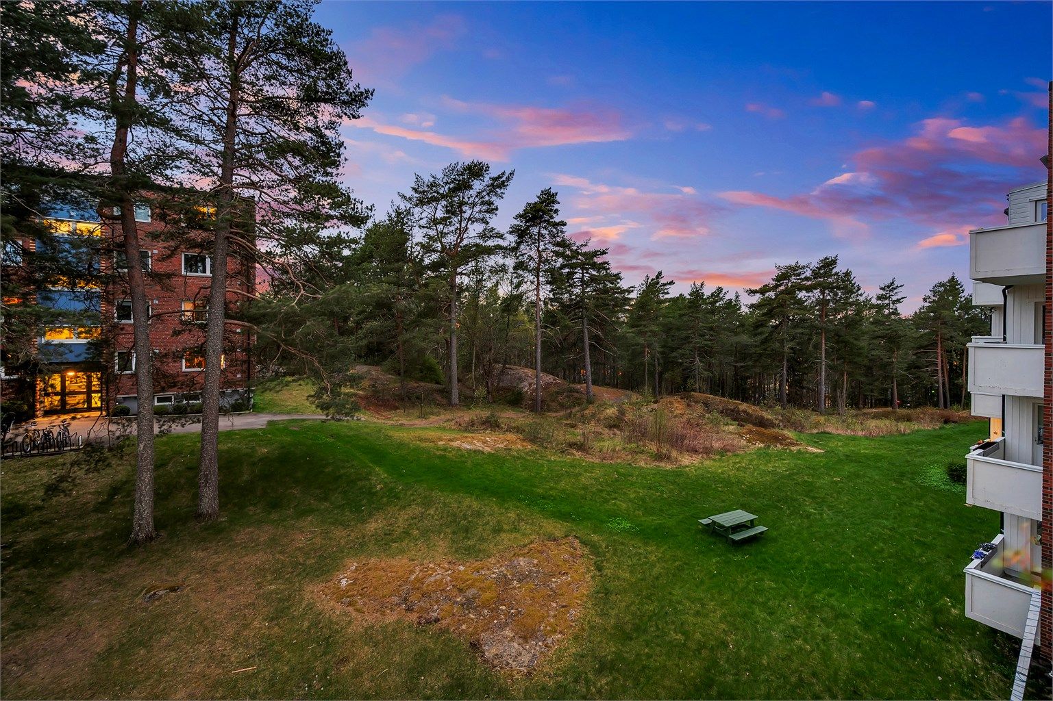 Velkommen til lekker 3-roms i 3. etg, i Bølerskogen 11!
Nydelig og luftig utsikt fra balkong og stue.