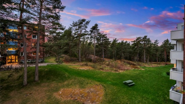 Velkommen til lekker 3-roms i 3. etg, i Bølerskogen 11!
Nydelig og luftig utsikt fra balkong og stue.