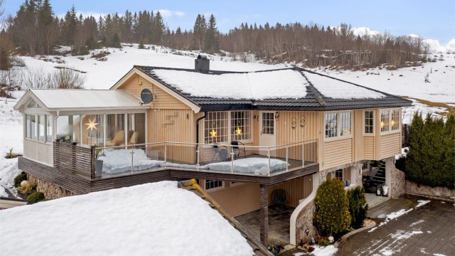 Korpanveien 9 ligger fredelig og attraktivt til i Vanvikan på Fosen, her får man et etablert boligområde med spredt bebyggelse og naturskjønne omgivelser.