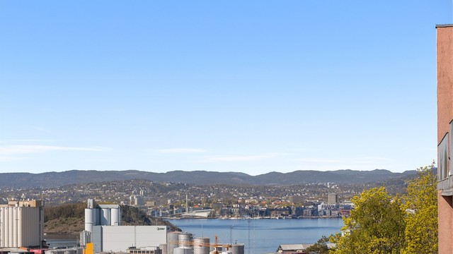Beliggenheten gir en unik kombinasjon av fjordutsikt og nærhet til sentrum.
