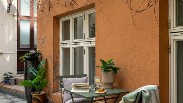 Like utenfor leiligheten er borettslagets felles bakgård